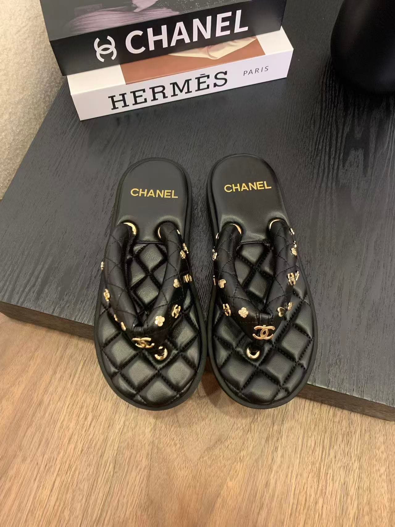 Tong Chanel en cuir matelassé charms