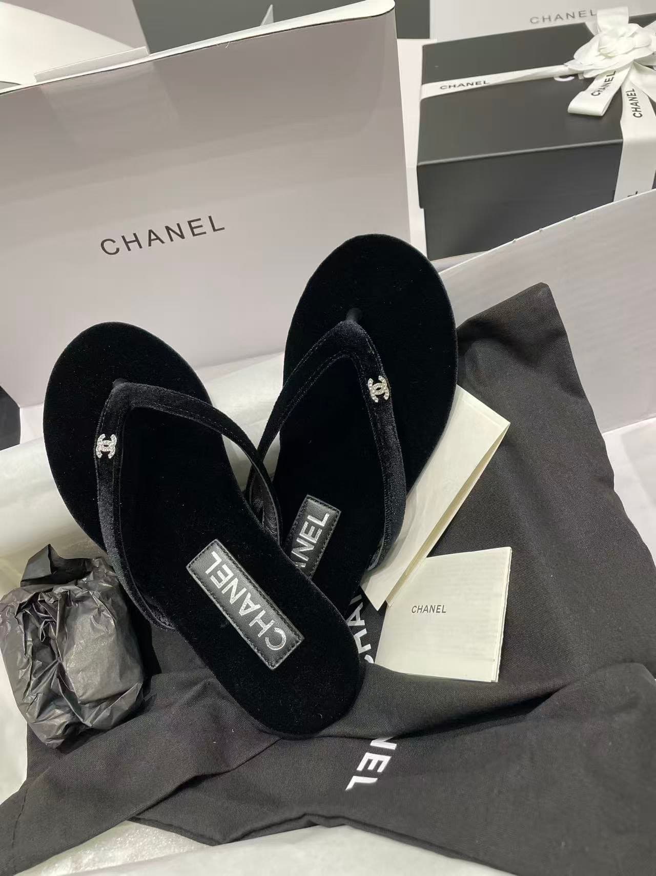 Tong Chanel en velours 