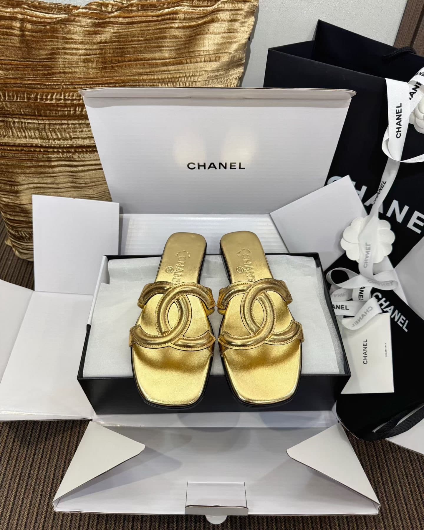 Mule Chanel doré et noir 