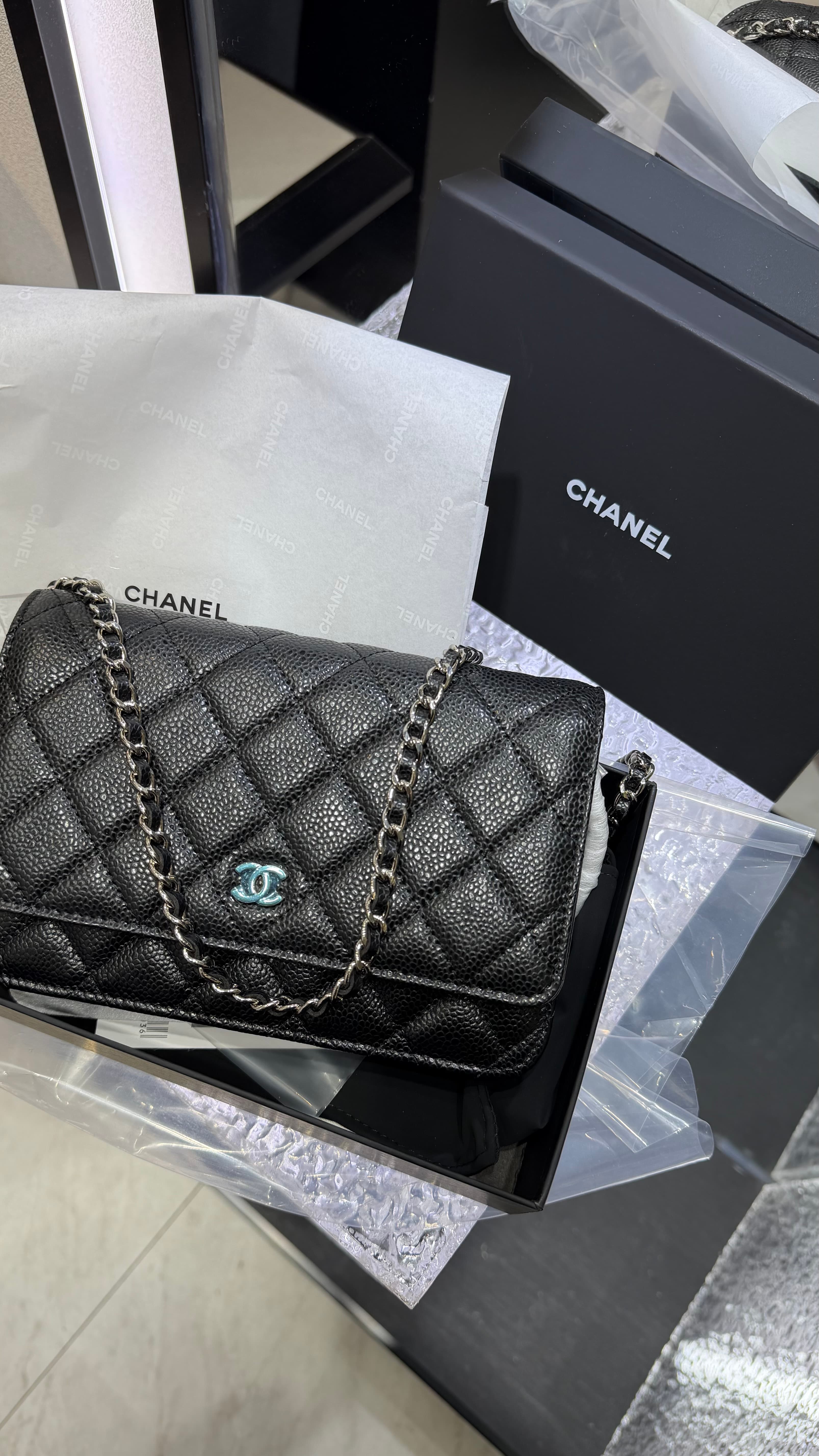 Sac Chanel wallet on chain 