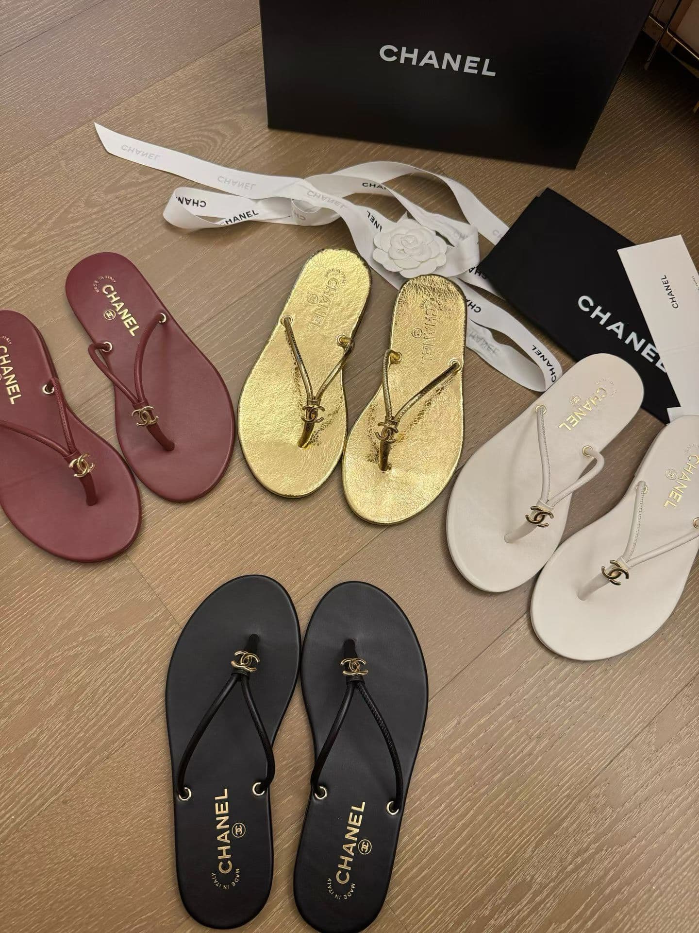 Tong Chanel en cuir 